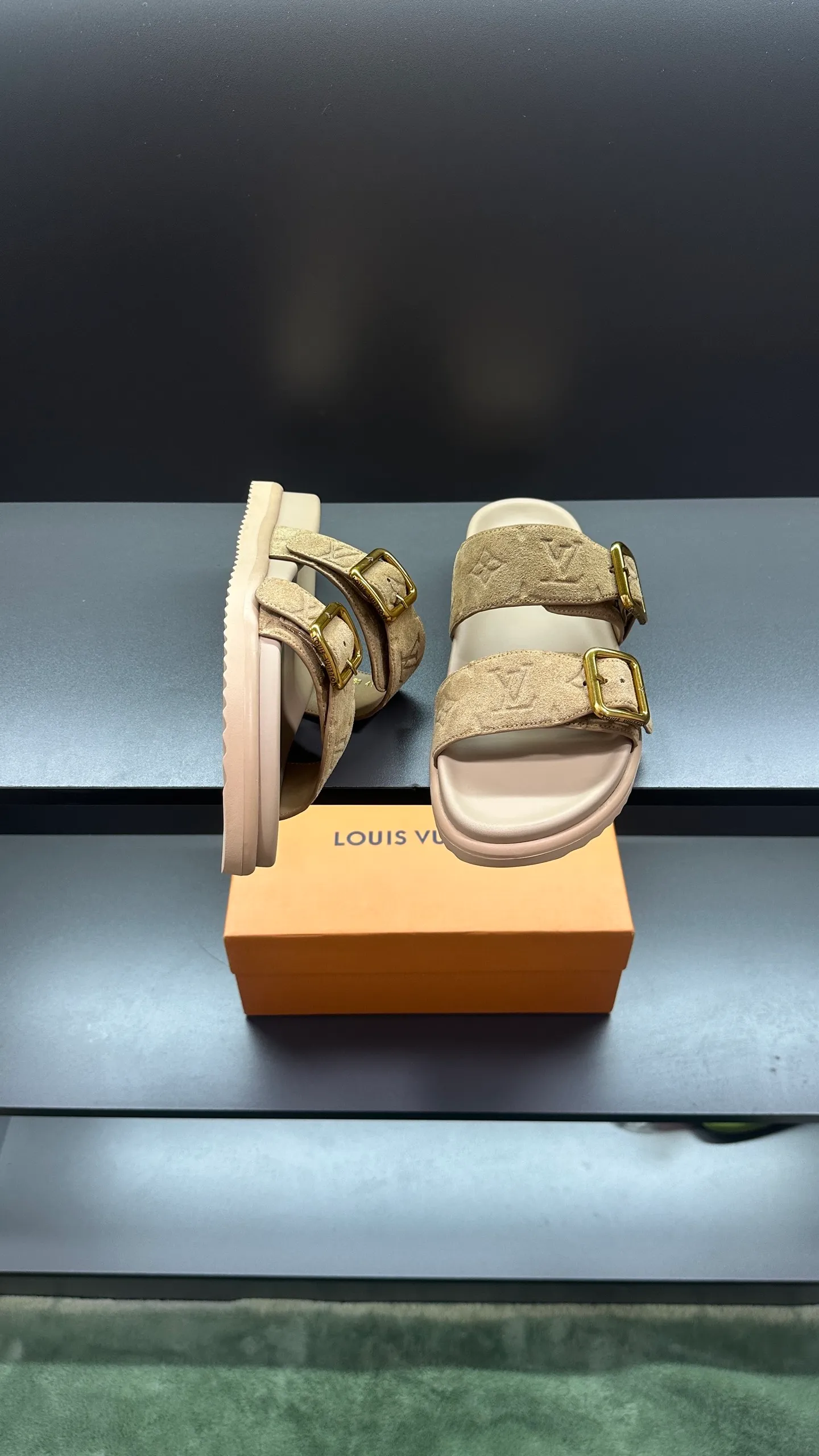 P340 🔍LV Men's Spring and Summer Slippers Counter Synchronization. The uppers are imported cowhide fabrics from Italy, with logo graphics and high-quality craftsmanship. Soles: original soles specially provided by the original factory. Exclusive movable molded soles are super comfortable. Original factory follow-up orders. 🔍🔍High quality. You can enter and leave the counter at will. Welcome to compare. Code number 38-45 No. 058